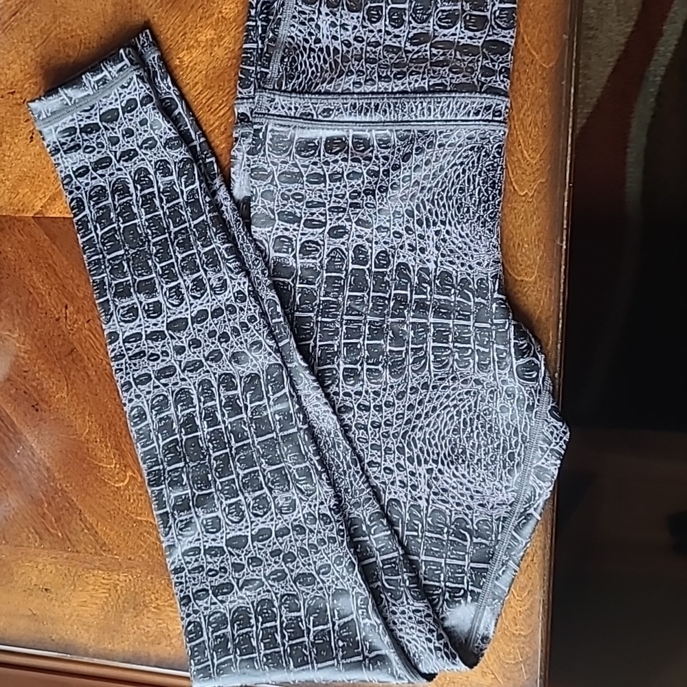 Zyia Active Snakeskin Gray Armor Light n Tight Legging 28" Size 6-8